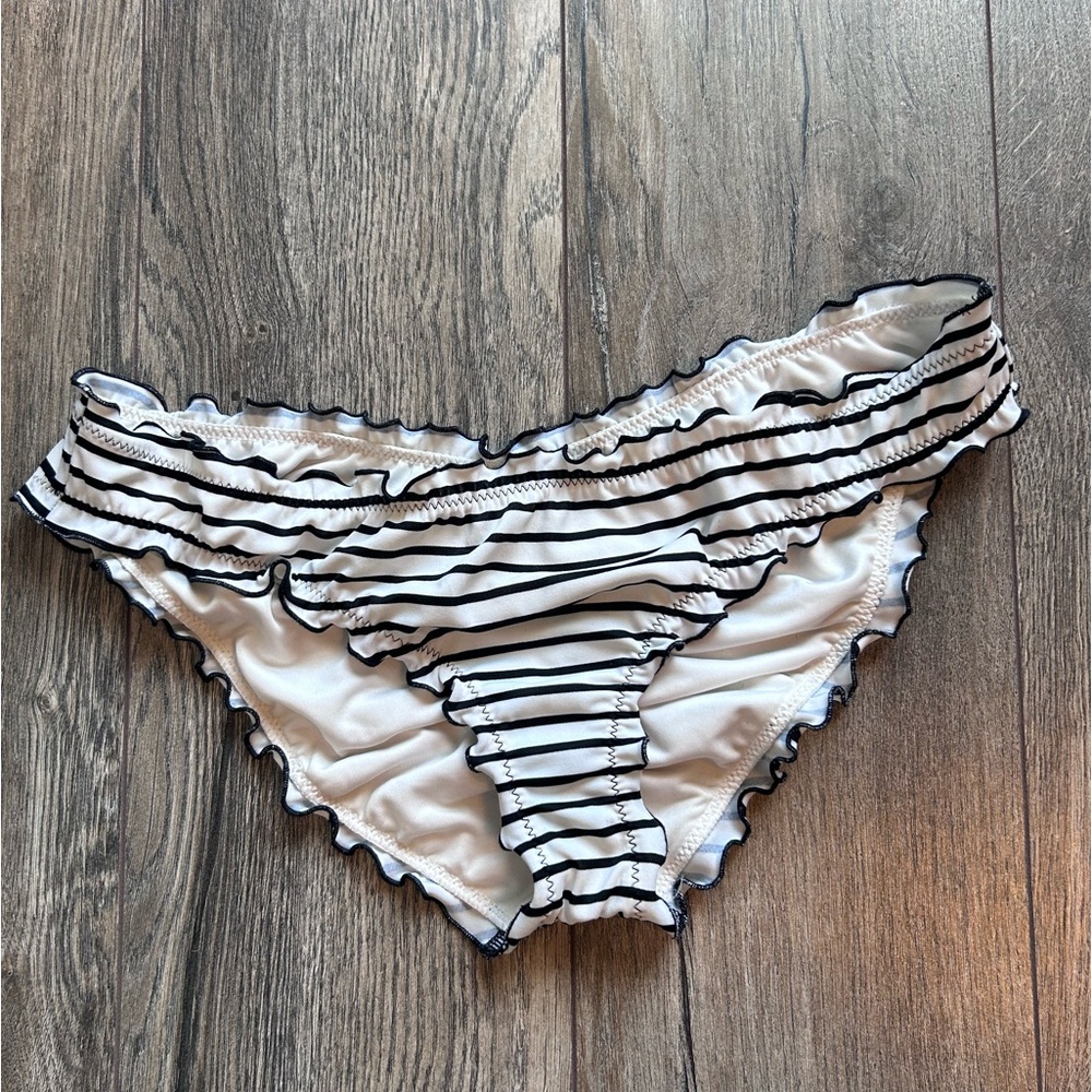 Victoria’s Secret ruffle cheeky bottoms, size S